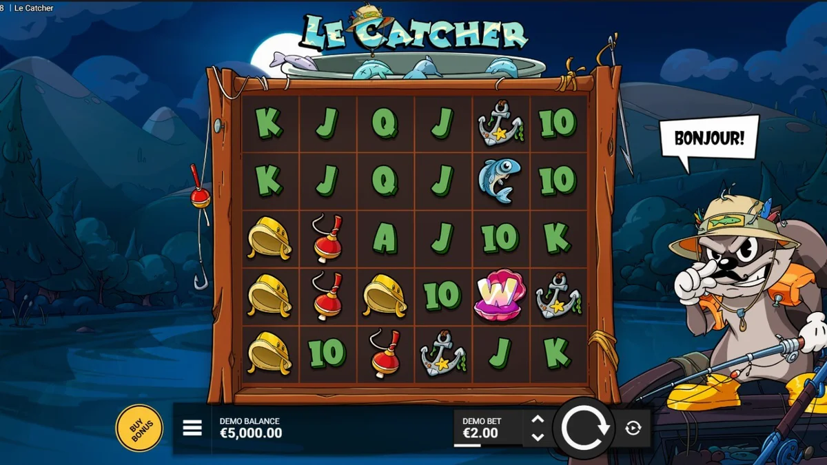 Karakter rakun dalam slot Le Catcher yang sedang memancing di malam hari